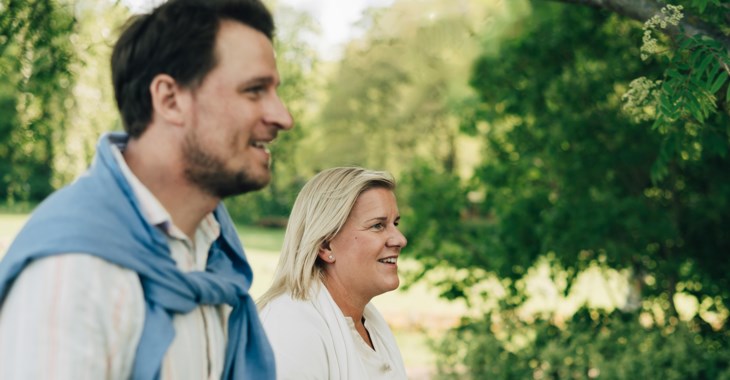 Man och kvinna på promenad.