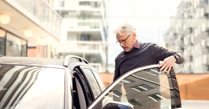 pensionär vid bil