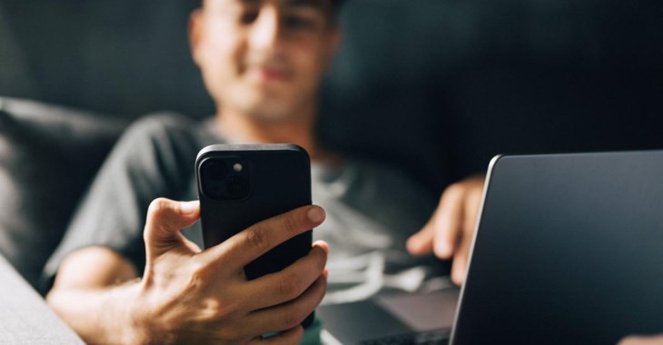 En ung kille laddar ner ett BankID på mobilen 