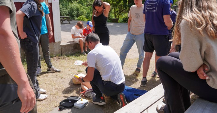 Man som gör HLR-utbildning