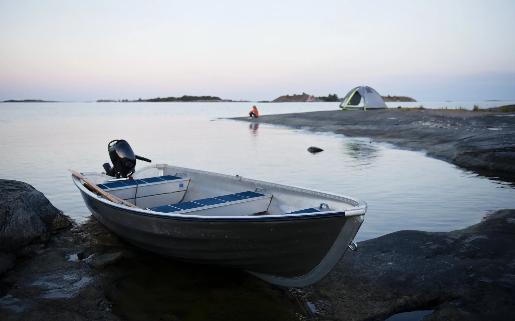 Båt uppdragen på klippor.