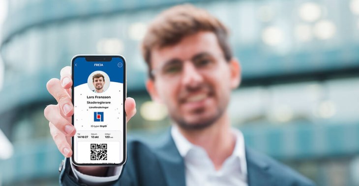 Medarbetare visar upp digitalt ID-kort.