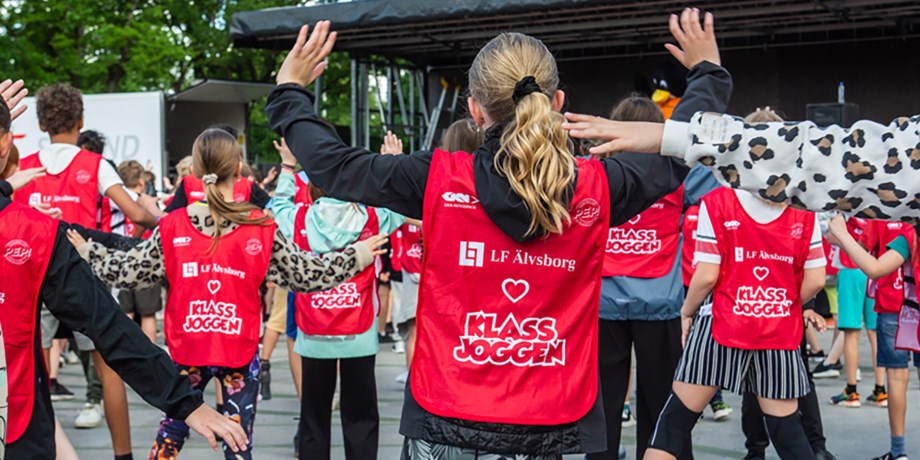 Barn värmer upp på Klassjoggen.