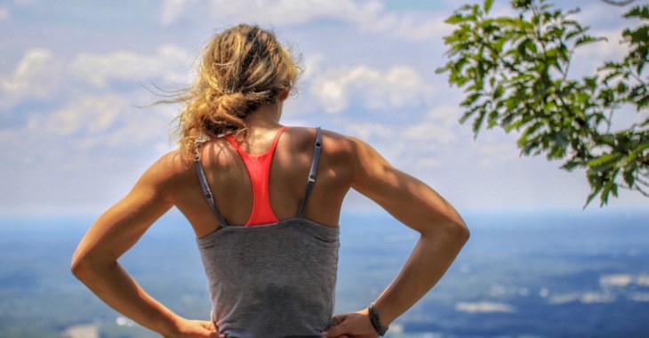 Tjej blickar ut över havet.