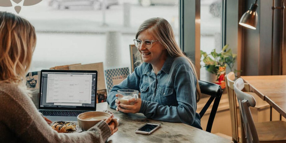 Ungdomar fikar på café.