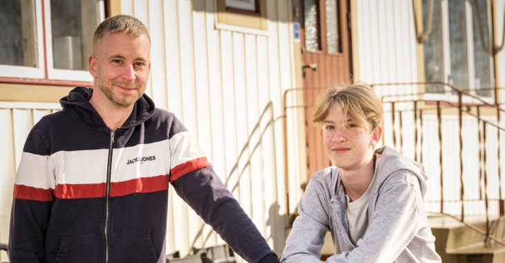 Mikael och sonen Isak från Hästveda utanför sitt hus.
