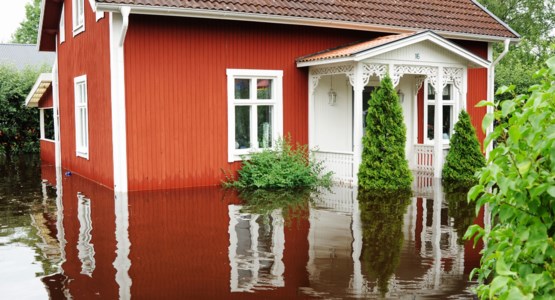 Översvämning vid rött hus