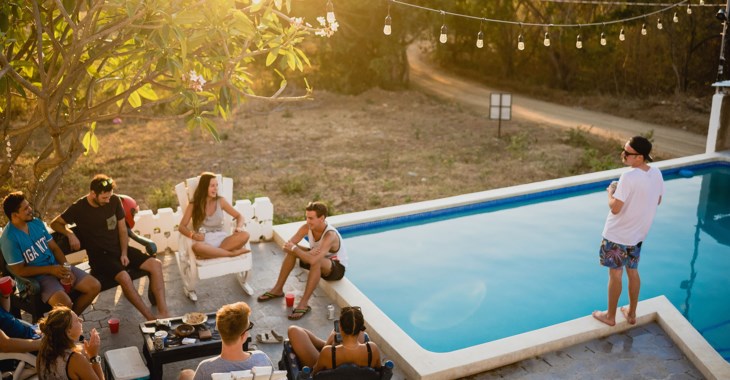 Foto på ungdomar vid en pool.