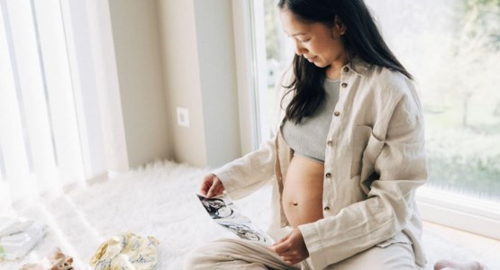 gravid kvinna kollar på ultraljudsbilder