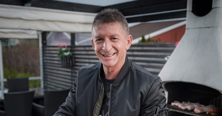 Vlad Neculcea hemma vid sin grill .