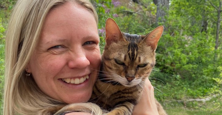 Rosemarie Engvall, legitimerad djursjukskötare, med en katt i famnen.