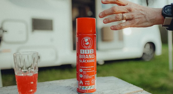 112 Brandsläckaren framför en husbil.