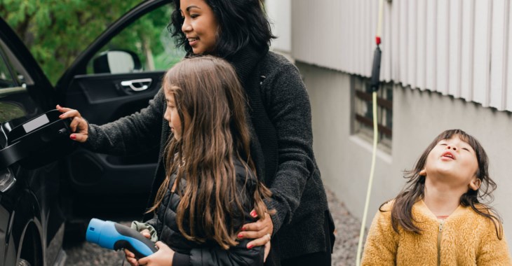Barn som hjälper till att ladda bilen