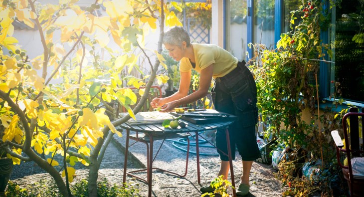 kvinna gör fruktchips