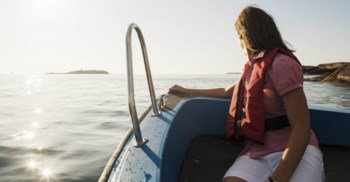 Kvinna i  motorbåt.