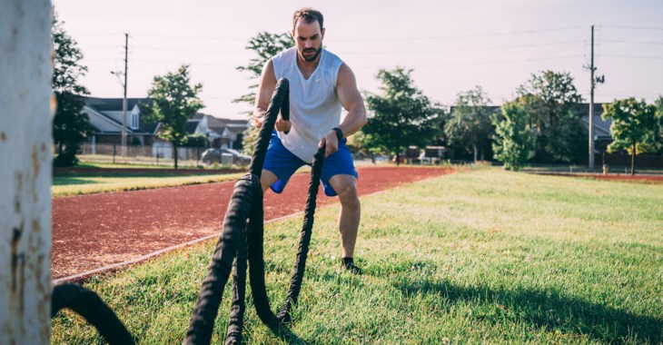 En kille som tränar med rep.