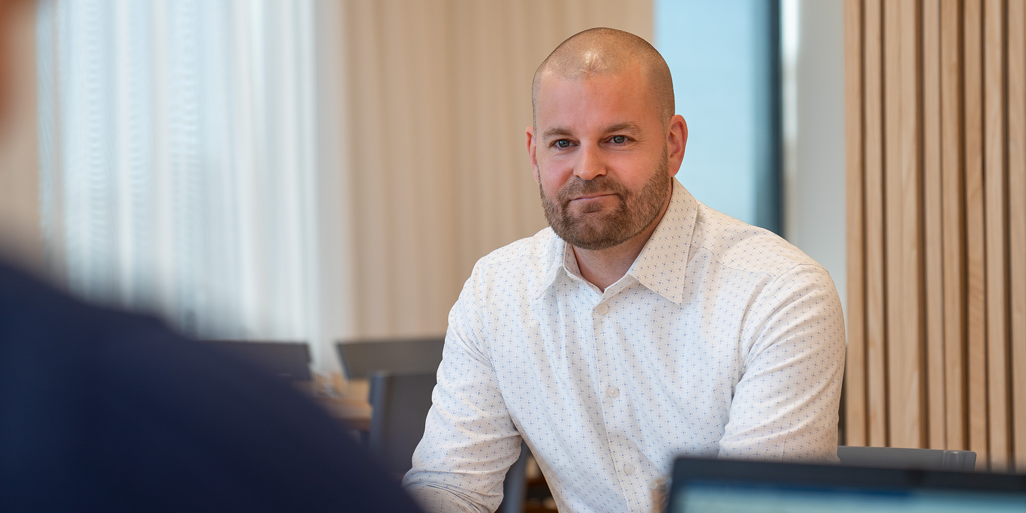 Medarbetare vid konferensbord.