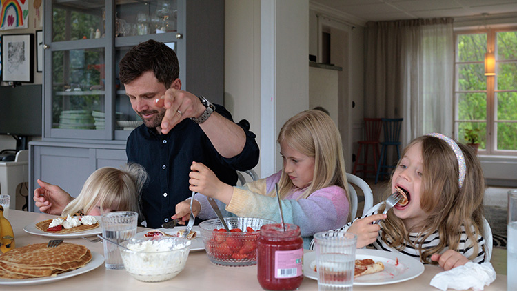 Familj äter middag tillsammans