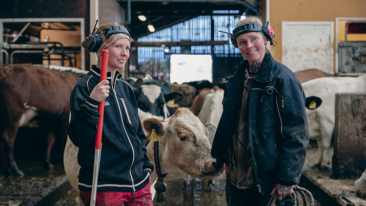 Lantbrukare på sin gård i Raftsjöhöjden