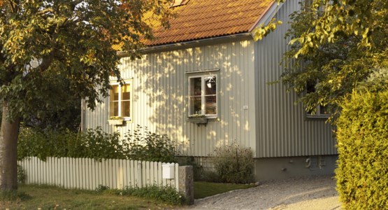 Ett hus i ett villaområde.