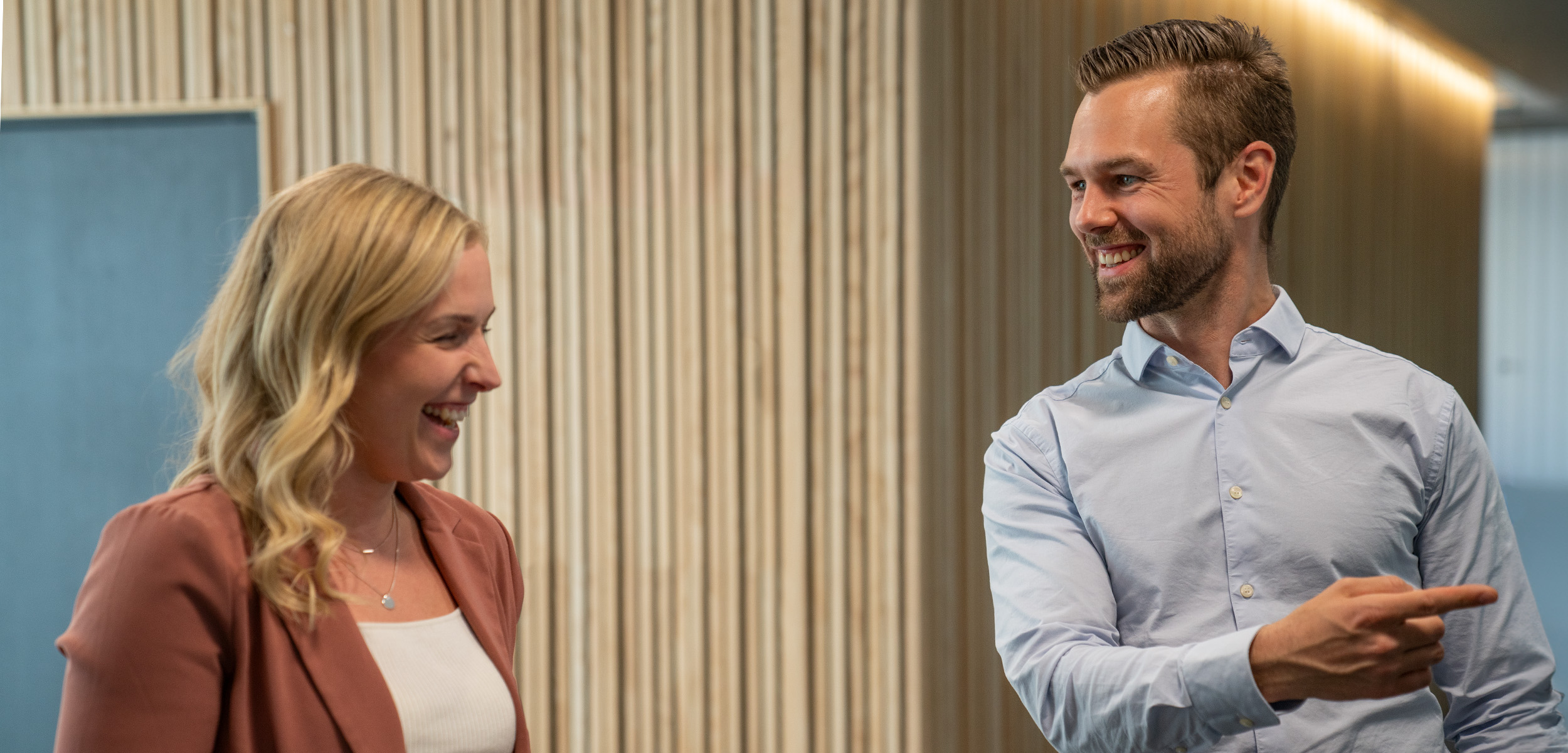 Medarbetare skrattar tillsammans.