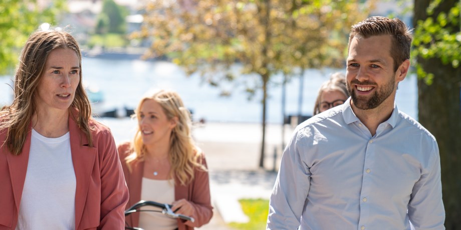 Kollegor på lunchpromenad.