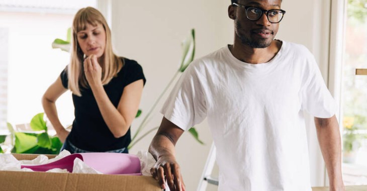 Par med flyttlådor.