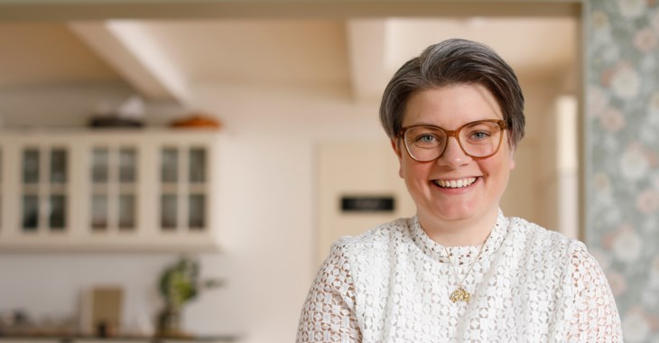 Rebecca Binnergård hemma i sitt kök.