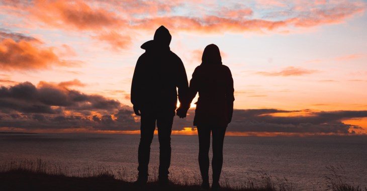 En man och en kvinna som håller handen.