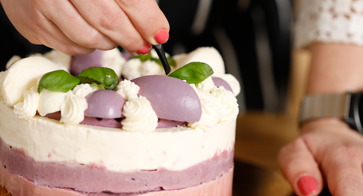 Rebecca dekorerar en tårta.