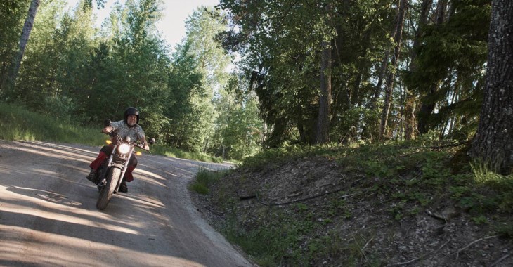 Man kör motorcykel.