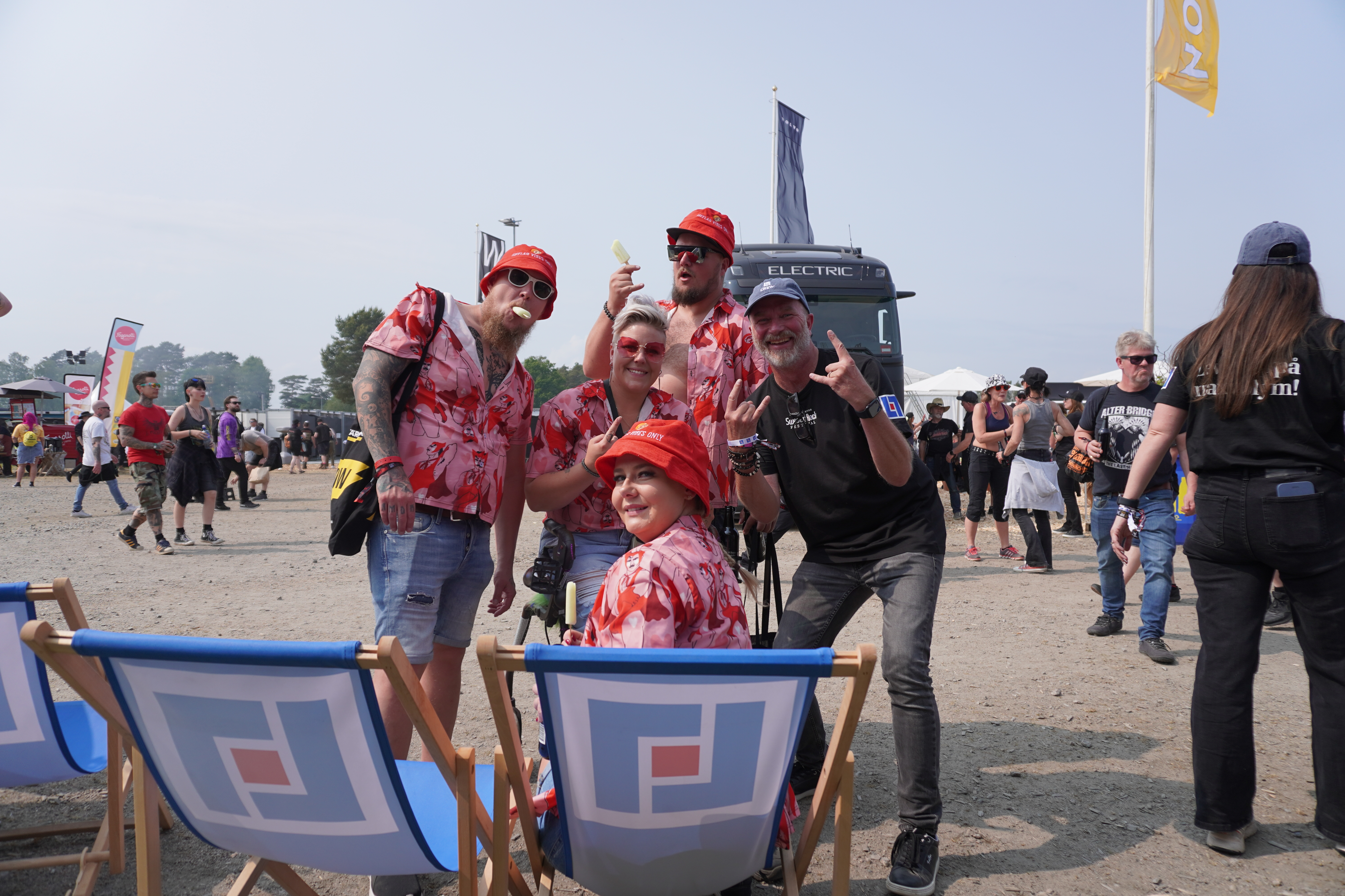 personer i rosa kläder på festival