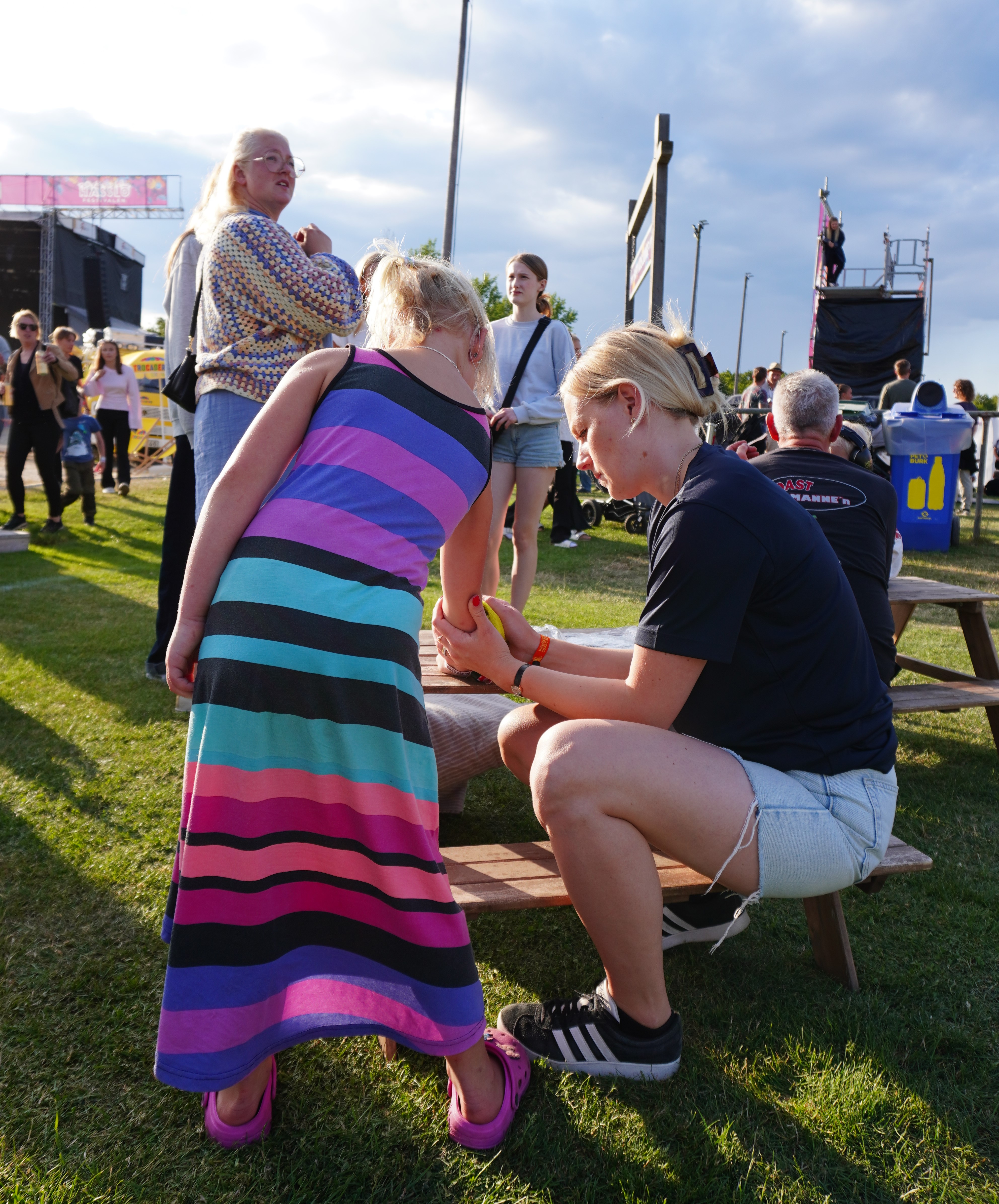 kvinna och barn på festival