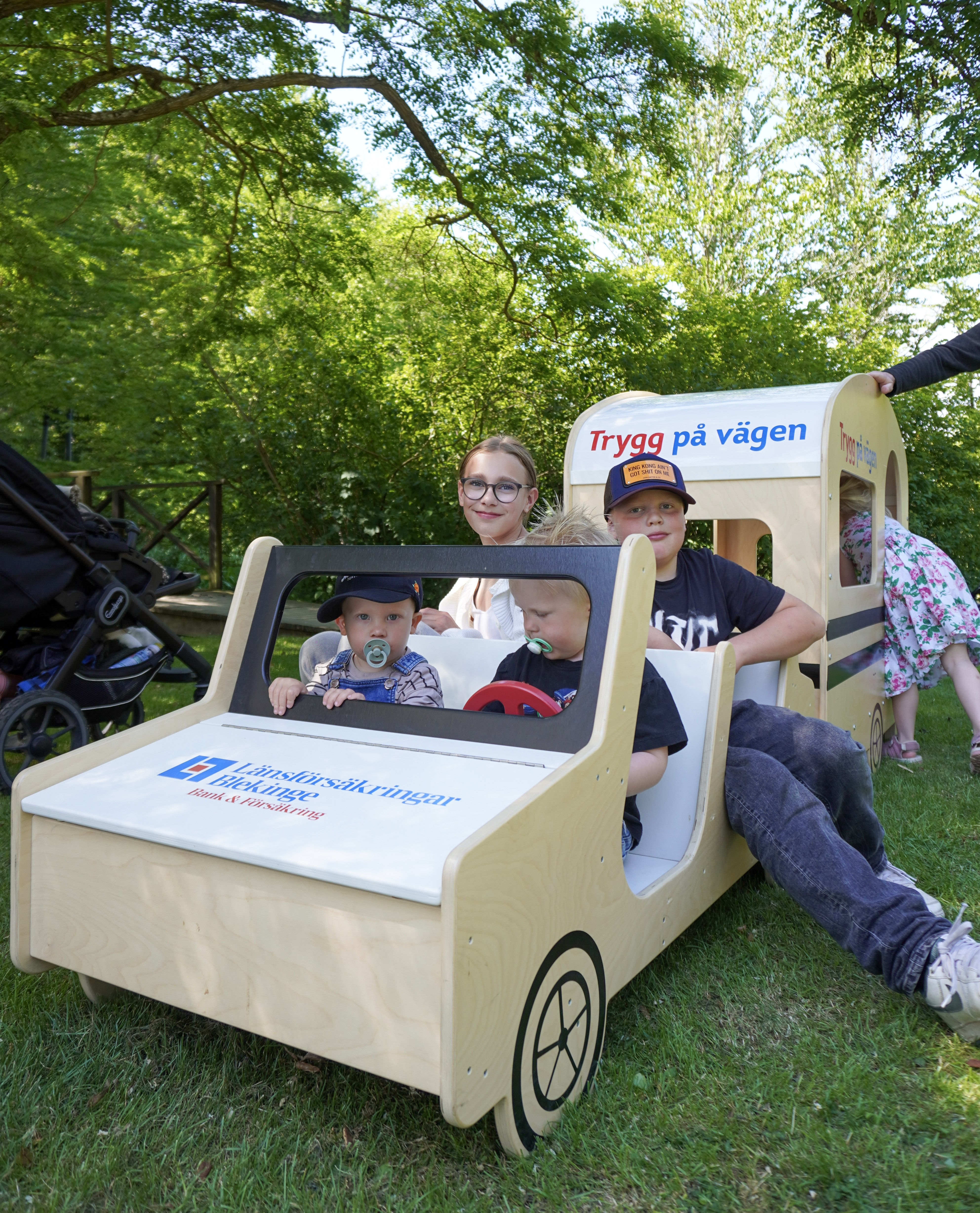 barn i träbil