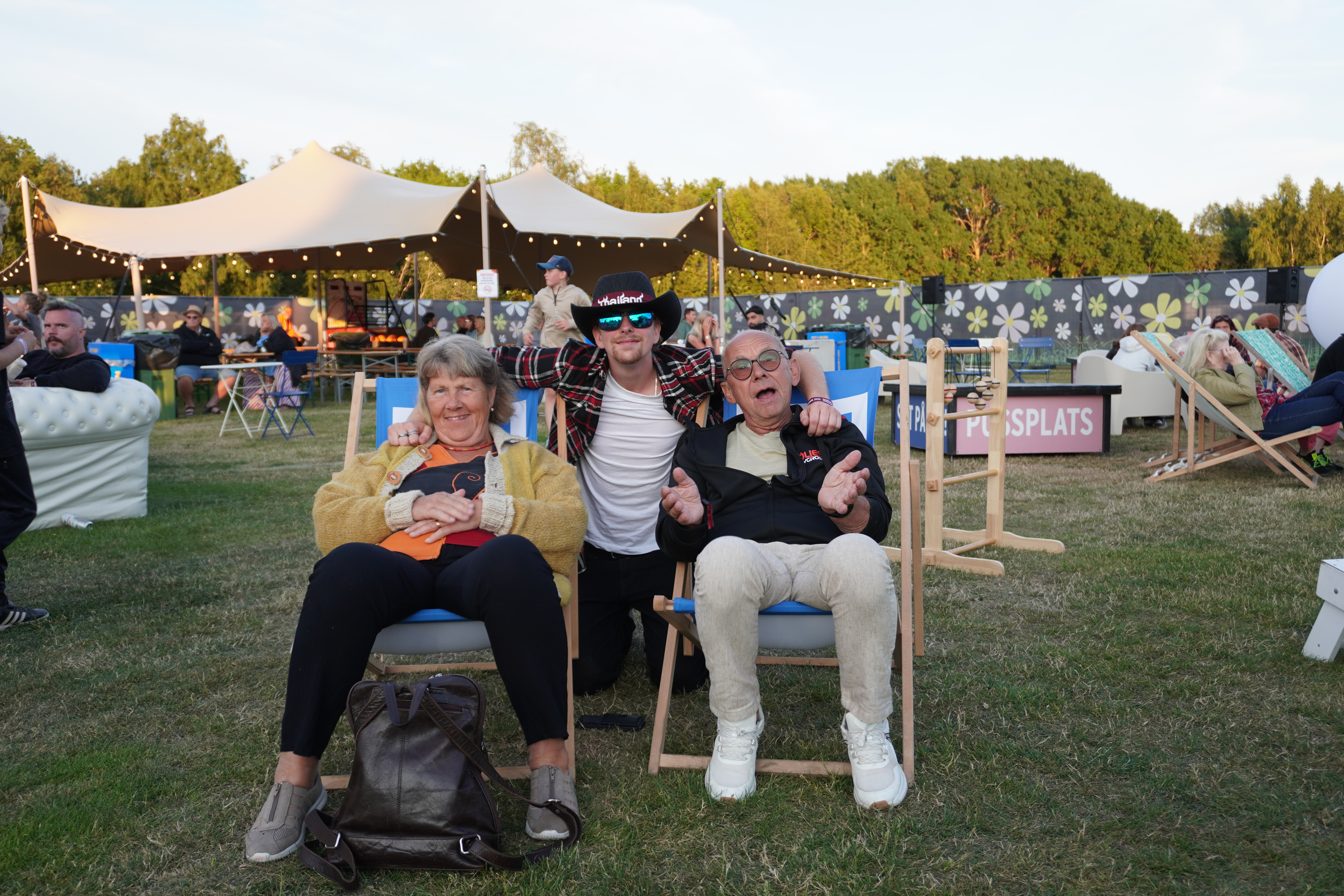 tre personer i solstolar på festival