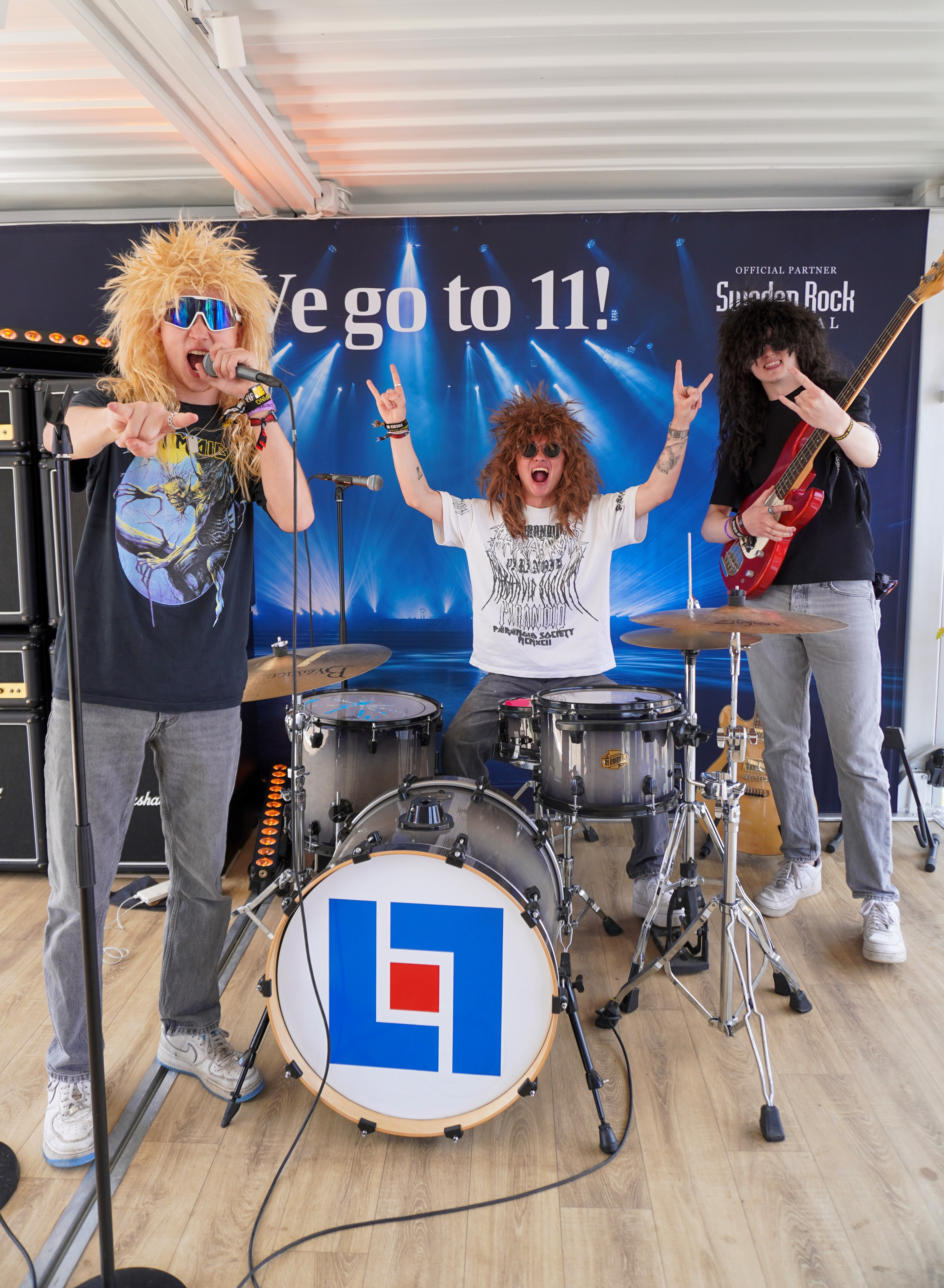 tre killar spelar i rockband