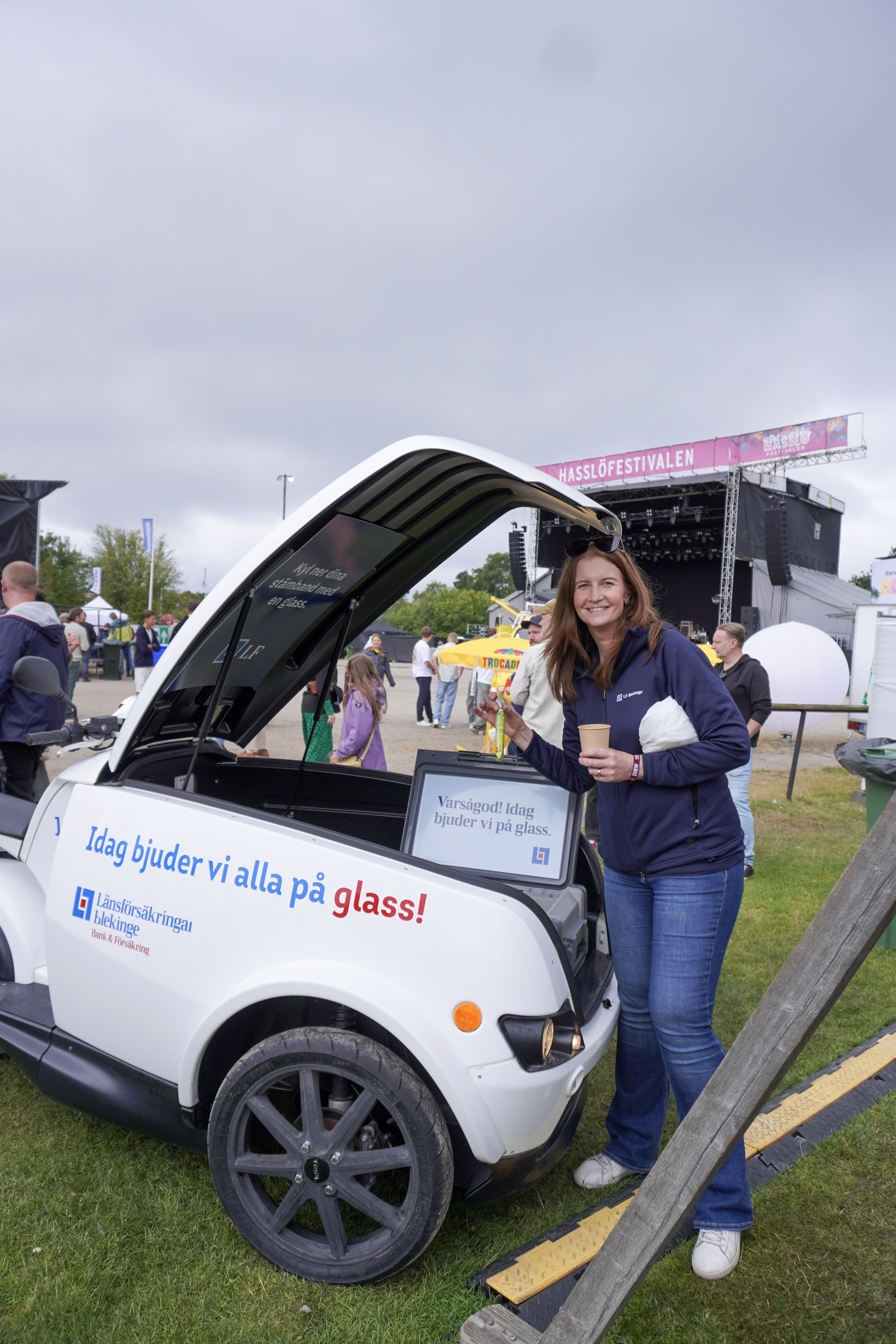 kvinna delar ut glass från glassmoppe