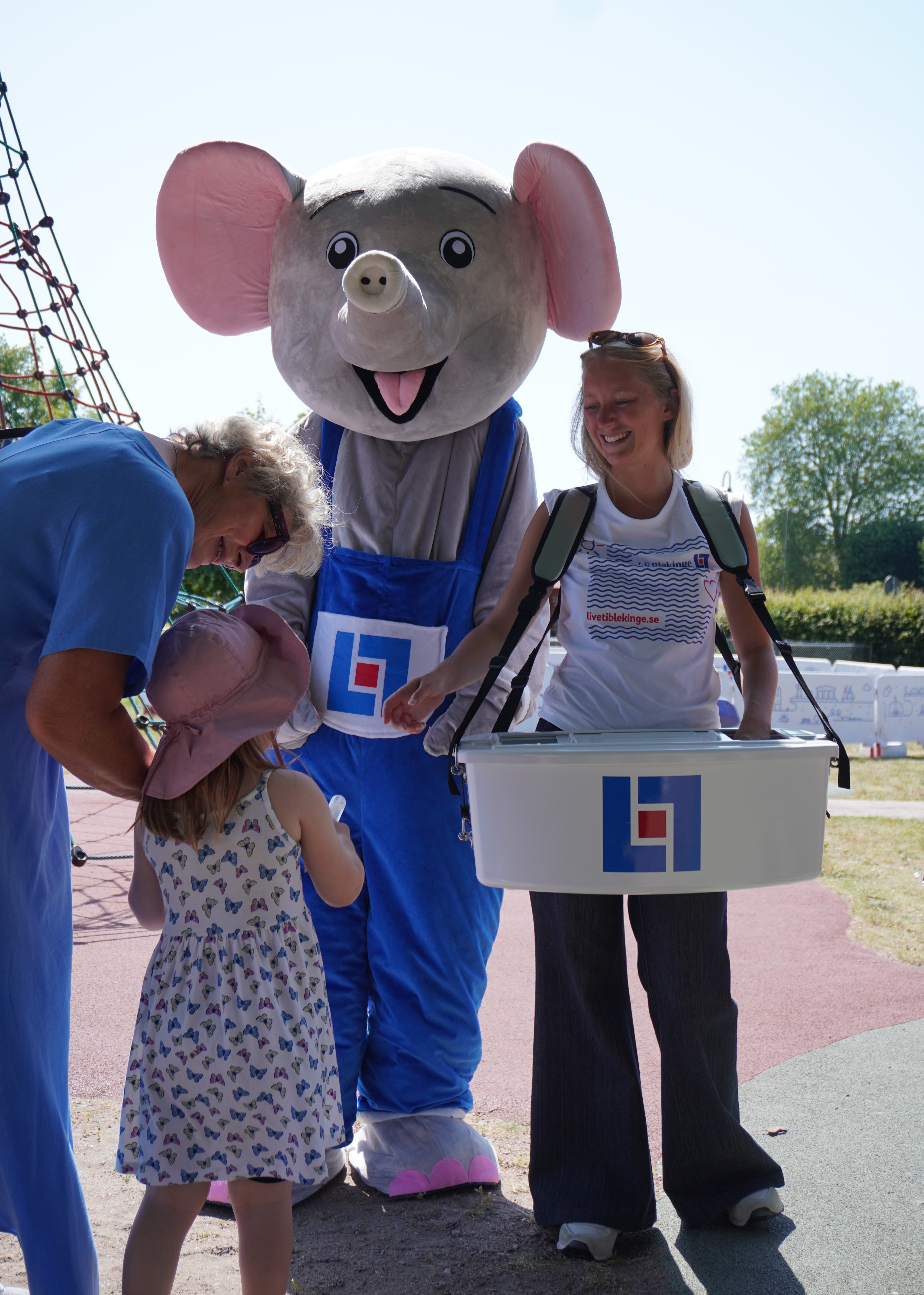 LF-Ante och tjej delar ut giveaways