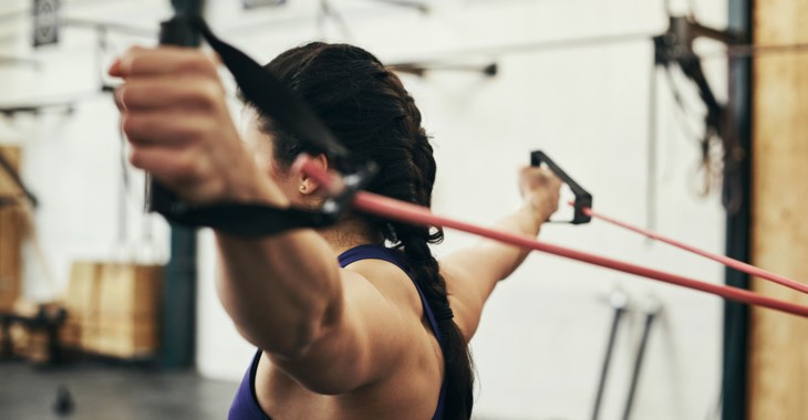 Kvinna tränar armar i gymmet. 