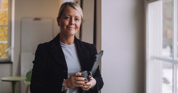 kvinna i kontorsmiljö.