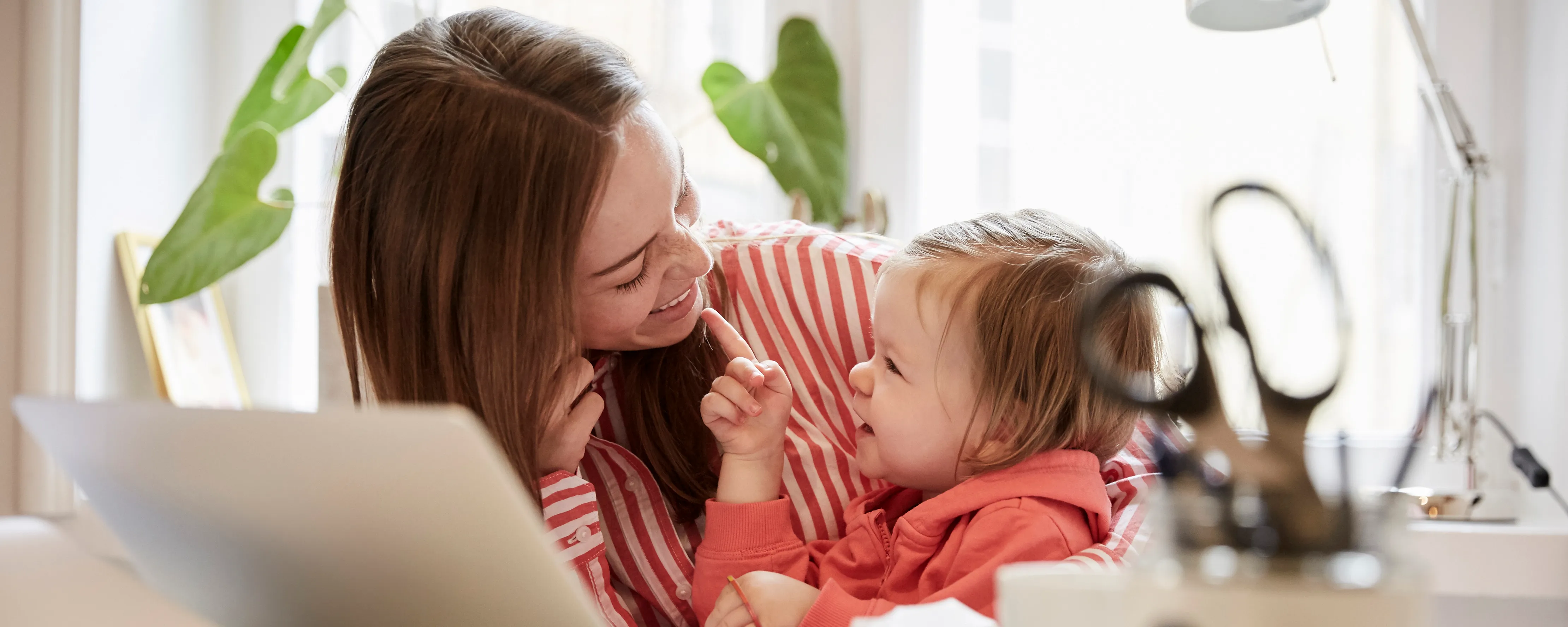 Mamma och dotter anmäler intresse för en kapitalförsäkring.