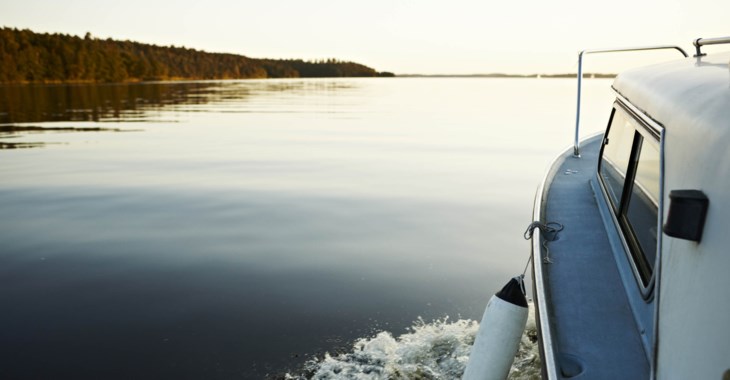 En båt till sjöss under en sommarkväll.