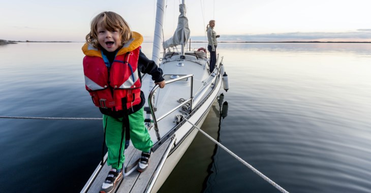 Barn på segelbåt