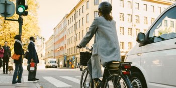 cyklist i stadstrafik