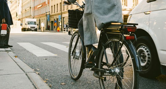 kvinna cyklar i stadsmiljö