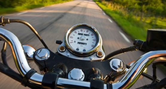 Motorcykel på landsväg.