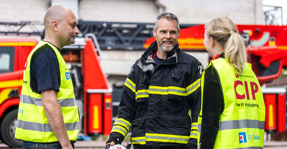 En brandman med två CIP personer 