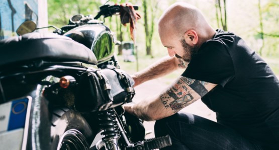 Man fixar med motorcykel.