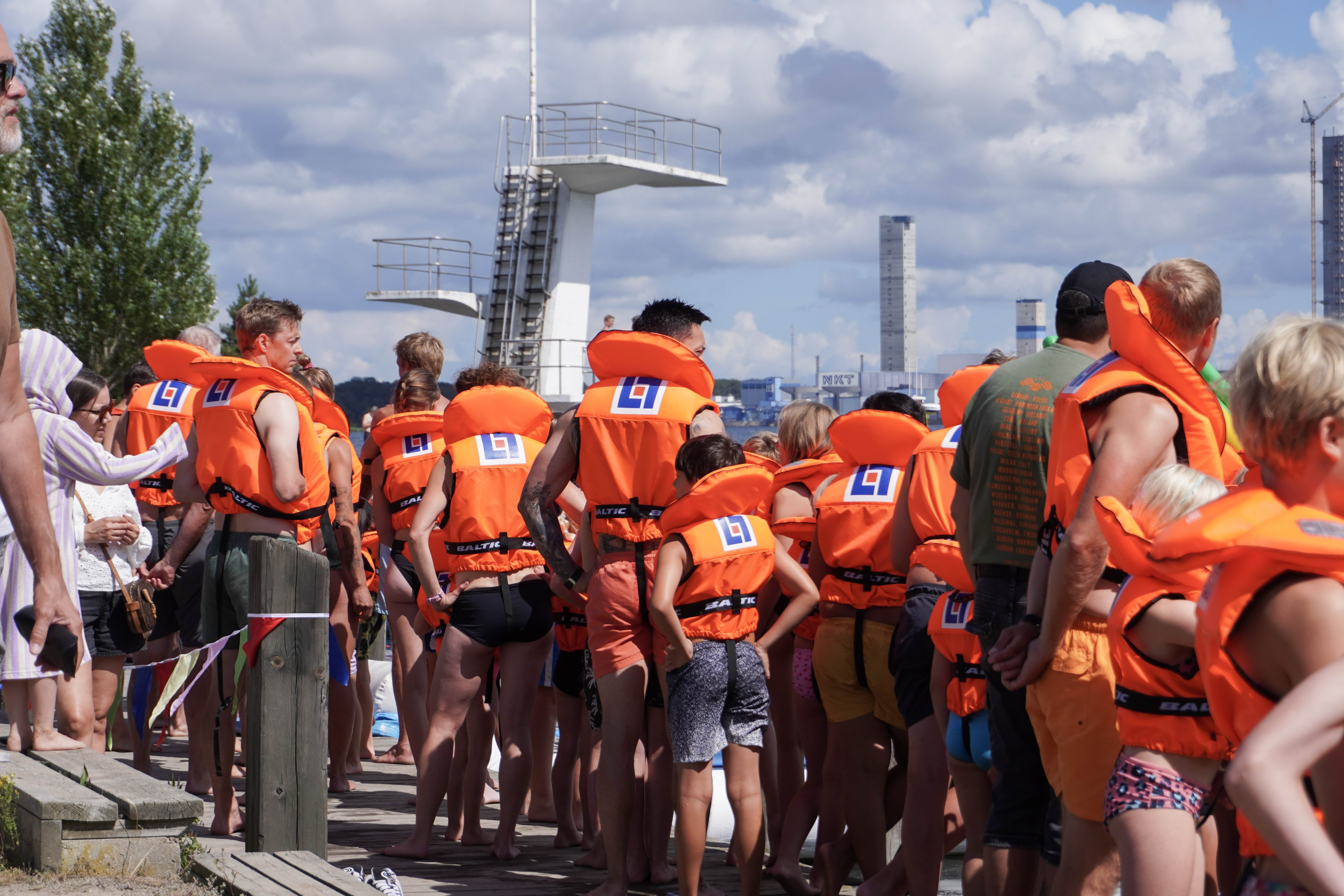 Personer i kö med flytvästar på