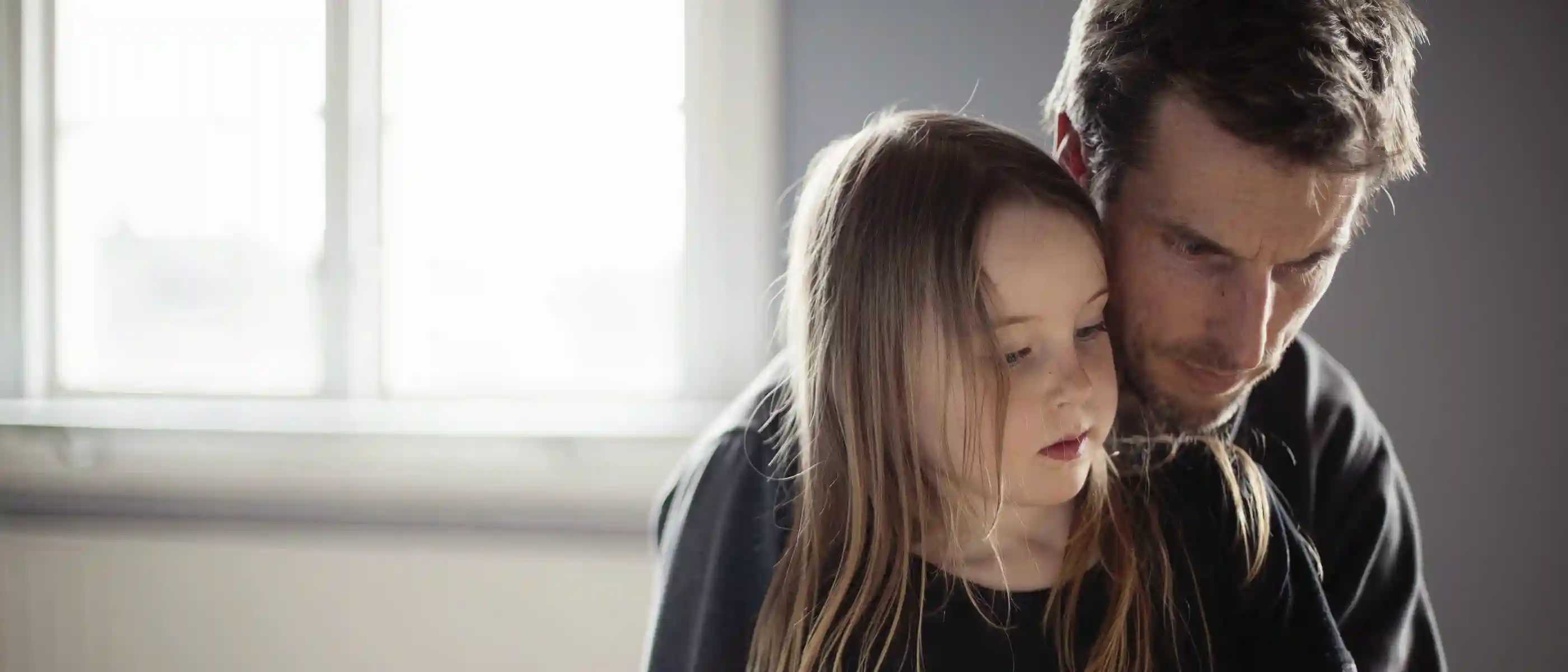pappa läser för dotter